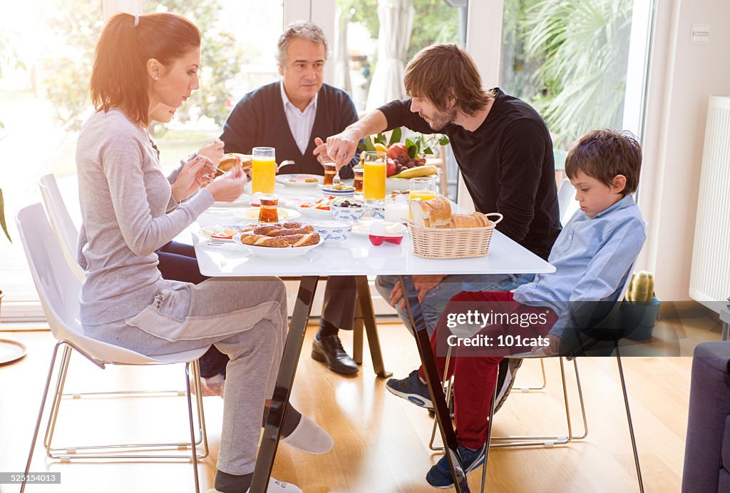 Familie essen Frühstück