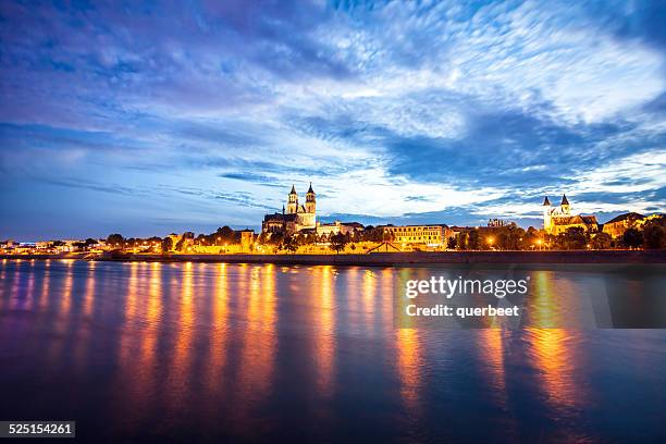 magdeburg bei nacht - magdeburg dom stock-fotos und bilder