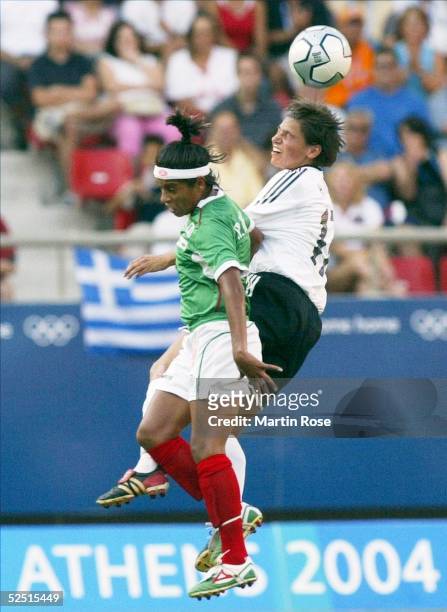 Fussball / Frauen: Olympische Spiele Athen 2004, Athen; Gruppe F / Deutschland - Mexiko ; Maribel DOMINGUEZ / MEX - Ariane HINGST / GER 17.08.04.