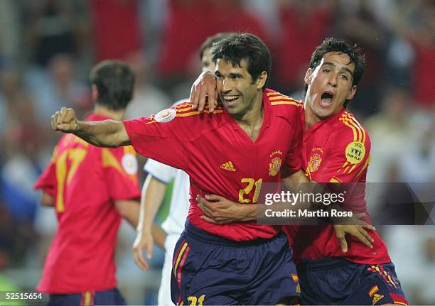 Fussball: Euro 2004 in Portugal, Vorrunde / Gruppe A / Spiel 2, Faro; Spanien - Russland ; Torschuetze Juan - Carlos VALERON, VINCENTE, Jubel 1:0...