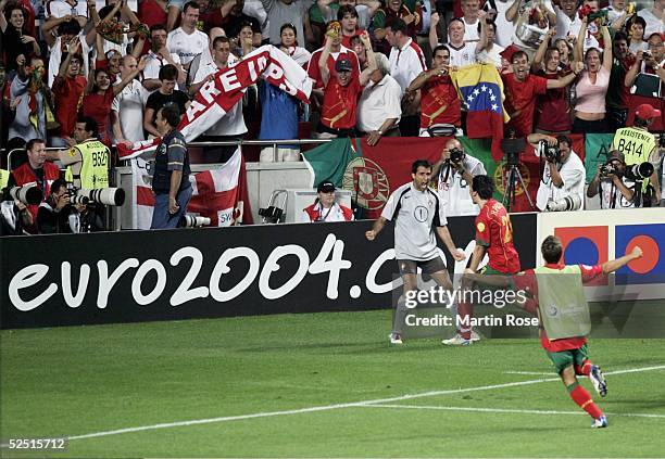 Fussball: Euro 2004 in Portugal, Viertelfinale Spiel 25, Lissabon; Portugal - England ; Schlussjubel RICARDO, Helder POSTIGA / beide POR 24.06.04.