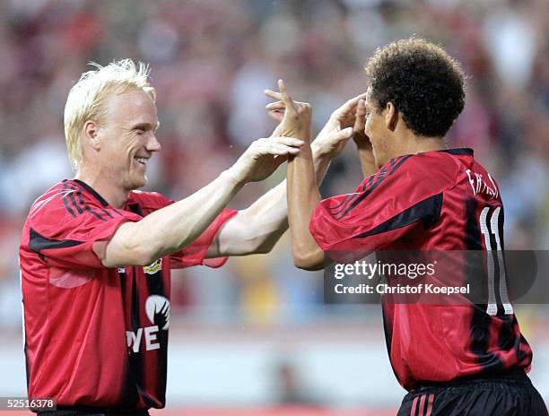 Fussball: Champions League 04/05 Qualifikation, Leverkusen; Bayer 04 Leverkusen - Banik Ostrau; Jubel nach dem 1:0: Carsten RAMELOW und Torschuetze...