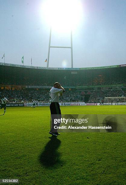 Fussball: 1. Bundesliga 04/05, Bremen; SV Werder Bremen - FC Schalke 04; Thomas SCHAAF / Trainer Werder Bremen, steht nach dem Stromausfall ratlos...