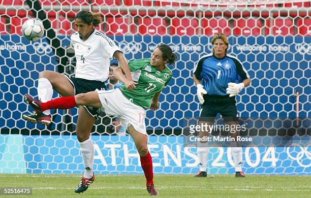 Fussball / Frauen: Olympische Spiele Athen 2004, Athen; Gruppe F / Deutschland - Mexiko ; Steffi JONES / GER, Guadalupe WORBIS / MEX, Torfrau Silke...