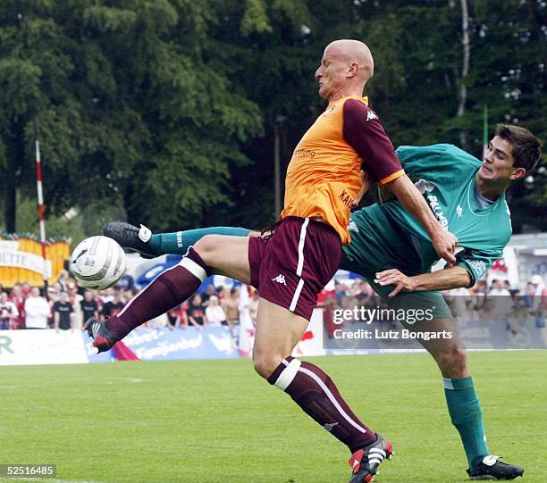 Fussball: DFB Pokal 04/05, Schoenberg; FC Schoenberg 95 - 1. FC Kaiserslautern; Carsten JANCKER / Lautern, Cristian RADOM / Schoenberg 21.08.04.