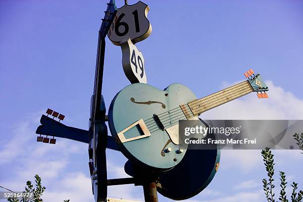 crossroads of route 49 and 61, clarksdale - 小道具 ストックフォトと画像