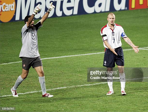 Fussball: Euro 2004 in Portugal, Viertelfinale Spiel 25, Lissabon; Portugal - England ; RICARDO / POR bejubelt den verschossenen Elfmeter von David...