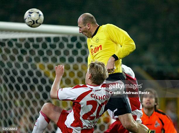 Fussball: 1. Bundesliga 03/04, Dortmund; Borussia Dortmund - 1. FC Koeln; Thomas CICHON / Koeln, Jan KOLLER / Dortmund 22.02.04.