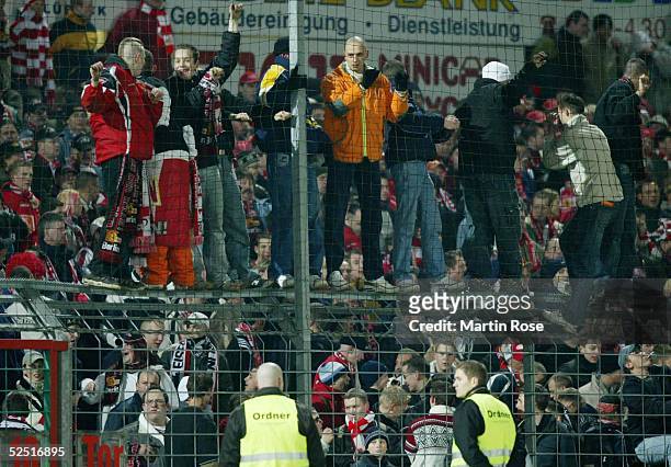 Fussball: 2. Bundesliga 03/04, Luebeck; VfB Luebeck - Union Berlin; Stimmung, Stars und gute Laune . EISERN UNION Fans auf dem Zaun 05.03.04.