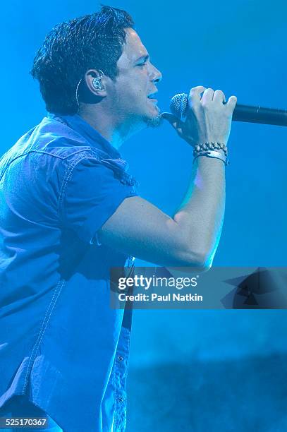 Musician Alejandro Sanz performs in the Rosemont Theater, Rosemont, Illinois, May 4, 2004.