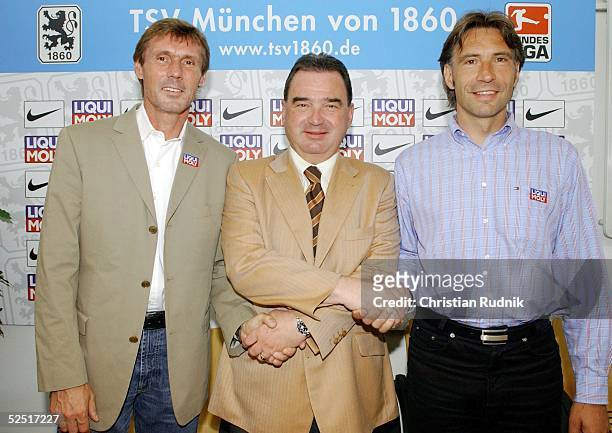 Fussball: Pressekonferenz TSV 1860 Muenchen 2004, Muenchen; Vorstellung neuer Trainer; Trainer Rudi BOMMER, Praesident Karl AUER, Co-Trainer Michael...