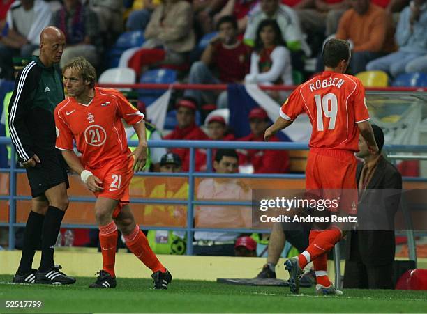 Fussball: Euro 2004 in Portugal, Vorrunde / Gruppe D / Spiel 16, Aveiro; Niederlande 3; Auswechslung Arjen ROBBEN / NED gegen Paul BOSVELT / NED...
