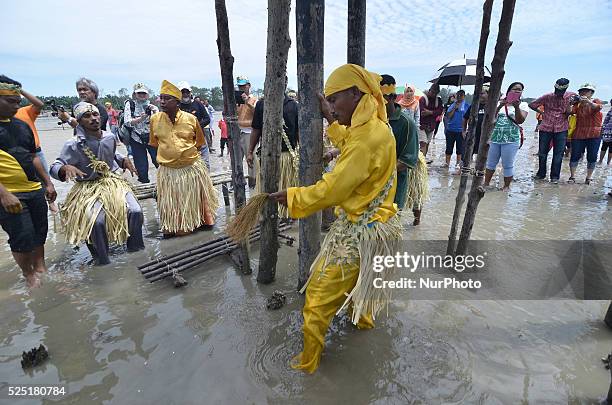 Macuri Ritual 46 Mah Meri Tribe Perform Puja Pantai Prayer Ritual Stock Photos, High ...