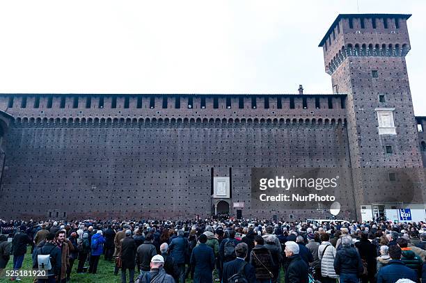 Out of the castle, many people who lined up in the hope of being able to enter and attend the funeral of Professor. Milan, February 23, 2016. ....
