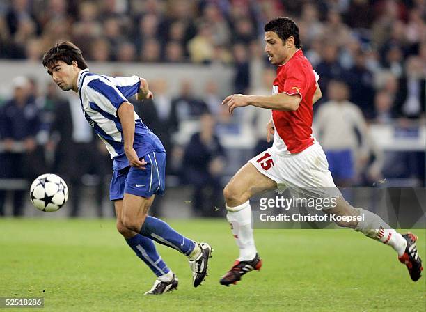Fussball: Champions League 03/04 Finale, Gelsenkirchen; FC Porto - AS Monaco; DECO / Porto macht das 2:0 gegen Andreas ZIKOS / Monaco 26.05.04.