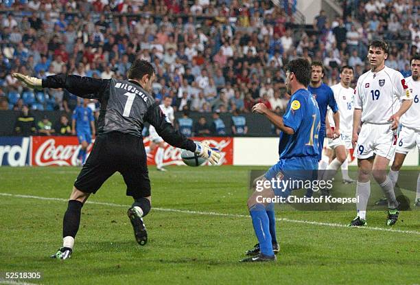 Fussball: U 21 EM 2004, Finale, Bochum; Serbien Montenegro 3; Torwart Nikola MILOJEVIC / SCG laesst den Ball aus den Haenden rutschen und Cesare BOVO...