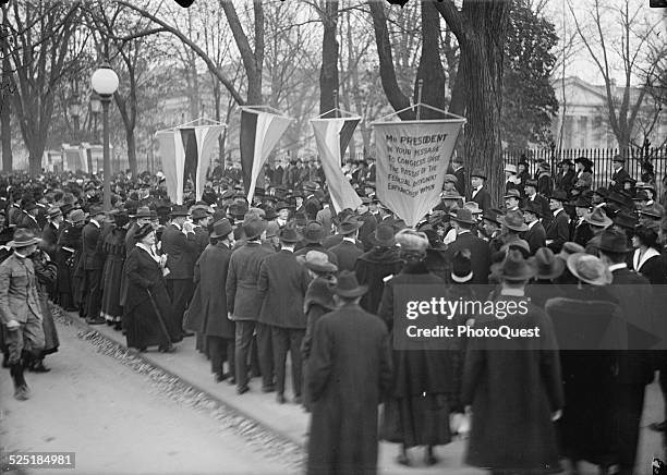 Suffragists picket in favor of the women's vote, Washington DC, circa 1918 .