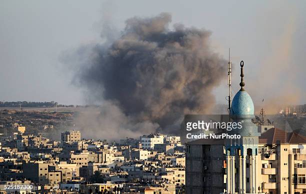 Smoke rises after Israeli air strikes in the east of Gaza City, on 20 August 2014.