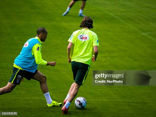 Players are warming this morning during preparation for the Copa America, which will be played in Chile from June 11. The Brazil debut on the 14th,...