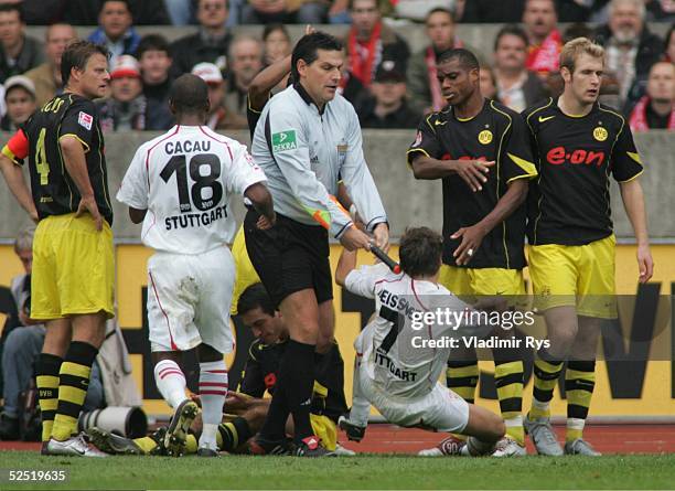 Fussball: 1. Bundesliga 04/05, Stuttgart; VfB Stuttgart - Borussia Dortmund; Aufregung zwischen Sunday OLISEH / BVB und Silvio MEISSNER / Stuttgart;...