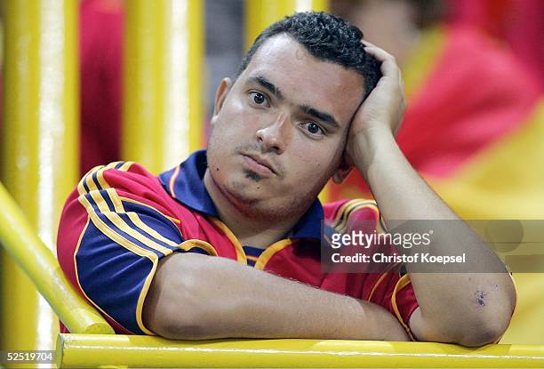 Fussball: Euro 2004 in Portugal, Vorrunde / Gruppe A / Spiel 17, Lissabon; Spanien 1; Fan / ESP ist geschockt ?ber das vorzeitige spanische...