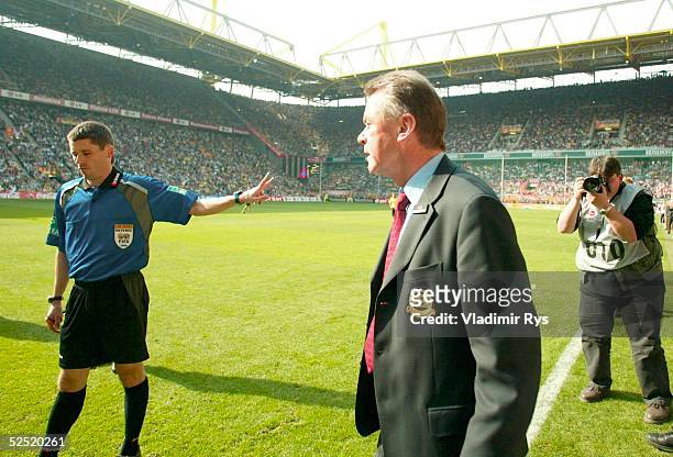 Fussball: 1. Bundesliga 03/04, Dortmund; Borussia Dortmund - FC Bayern Muenchen 2:0; Aufregung waehrend des Spiel, Trainer Ottmar HITZFELD / Bayern,...