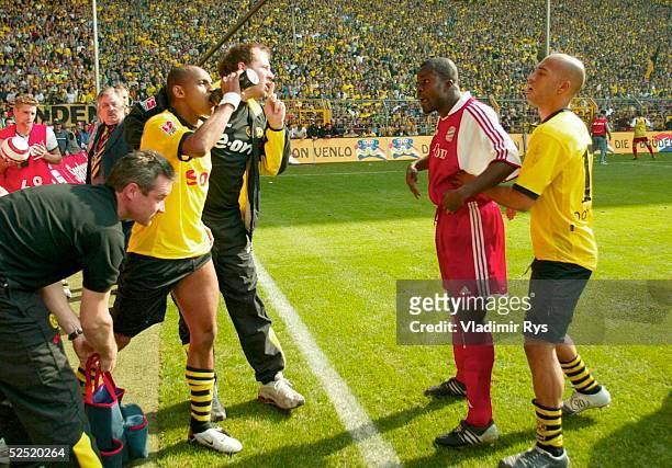 Fussball: 1. Bundesliga 03/04, Dortmund; Borussia Dortmund - FC Bayern Muenchen 2:0; Aufregung waehrend des Spiel, EWERTHON / BVB, Samuel KUFFOUR /...