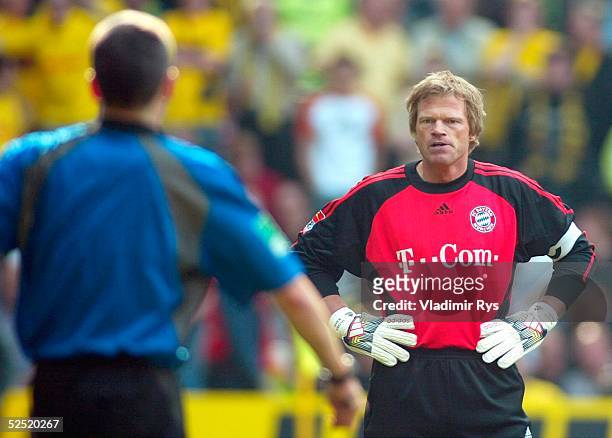 Fussball: 1. Bundesliga 03/04, Dortmund; Borussia Dortmund - FC Bayern Muenchen 2:0; Torwart Oliver KAHN / Bayern, schaut aergerlich zu...