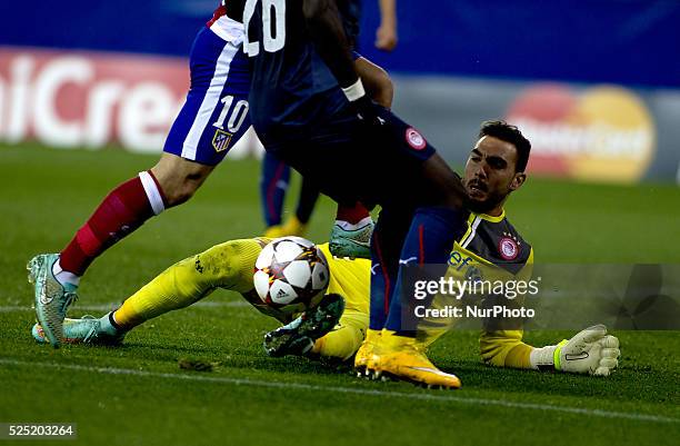 Atletico de Madrid's Turkish midfielder Arda Turan and Olympiacos Spanish goalkeeper Roberto Jim��nez during the Champions League 2014/15 match...