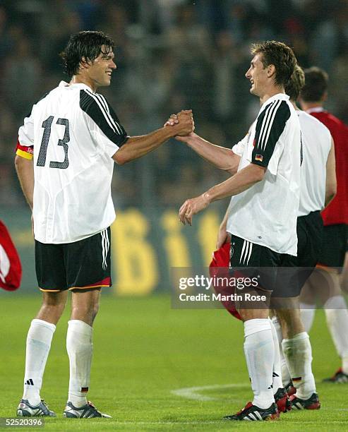 Fussball: Laenderspiel 2004, Freiburg; Deutschland - Malta ; Michael BALLACK und Miroslav KLOSE / beide GER freuen sich 27.05.04.