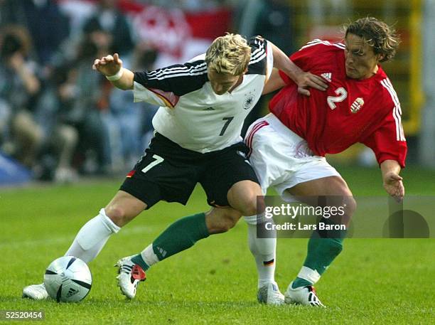 Fussball: Laenderspiel 2004, Kaiserslautern; Deutschland - Ungarn ; Bastian SCHWEINSTEIGER / GER, Laszlo BODNAR / HUN 06.06.04.