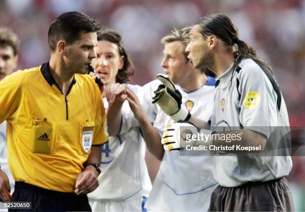 Fussball: Euro 2004 in Portugal, Vorrunde / Gruppe A / Spiel 10, Lissabon; Russland - Portugal ; Schiedsrichter Terje HAUGE / NOR hat Torwart Sergey...