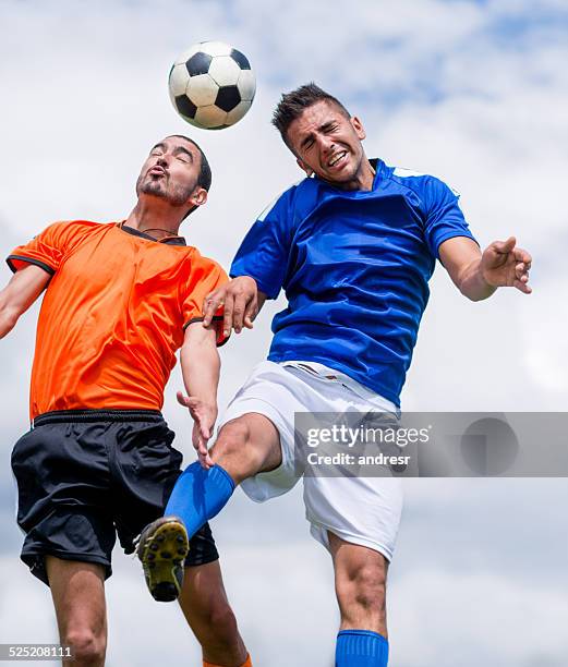 männer spielt fußball - kopfball stock-fotos und bilder