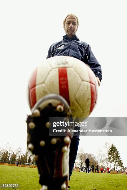 Fussball: Schuhvorstellung Nike, Hamburg; Sergej BARBAREZ / HSV trainiert mit dem neuen Fussballschuh Nike Air Zoom Total 90 III 25.02.04.