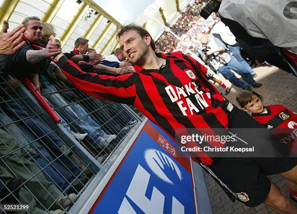 Fussball: 1. Bundesliga 03/04, Leverkusen; Bayer 04 Leverkusen - VfB Stuttgart 2:0; Jens NOWOTNY mit Tochter beim Abklatschen mit den Fans /...