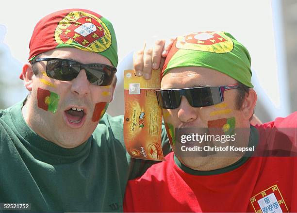 Fussball: Euro 2004 in Portugal, Vorrunde / Gruppe A / Spiel 1, Porto; Portugal 2; Portugiesische Fans mit der heiss ergatterten Eintrittskarte...