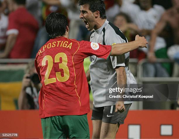 Fussball: Euro 2004 in Portugal, Viertelfinale Spiel 25, Lissabon; Portugal 7 n.V. U.E.; Helder POSTIGA umarmt Torwart RICARDO / POR 24.06.04.