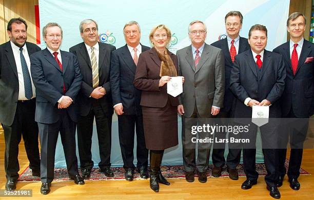 Fussball: WM 2006, Frankfurt; Pressekonferenz; Enrique BYROM, Jaime BYROM / beide Direktoren der Byrom-Gruppe, Reto BACHER / Sprecher der...