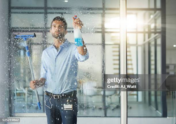 making sure the windows are spotless - office cleaning 個照片及圖片檔