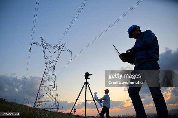 silhouette von ingenieuren arbeitnehmer an elektrizität aus. - telefonleitung stock-fotos und bilder