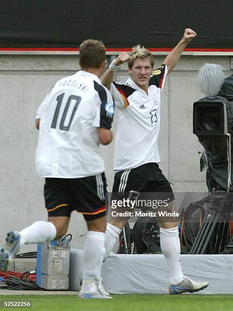 Fussball: U 21 EM 2004, Mainz; Deutschland - Portugal ; Bastian SCHWEINSTEIGER / GER bejubelt sein Tor zum 1:1 mit Lukas PODOLSKI / GER 02.06.04.