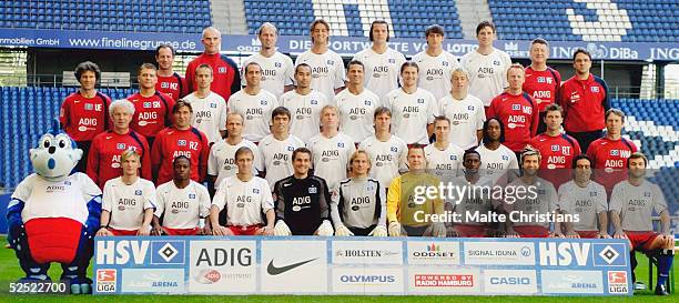 Fussball: 1. Bundesliga 04/05, Hamburg; Hamburger SV / Fototermin; hintere Reihe: Equipment Manfred ZIELSDORF, Sergej BARBAREZ, Bjoern SCHLICKE,...