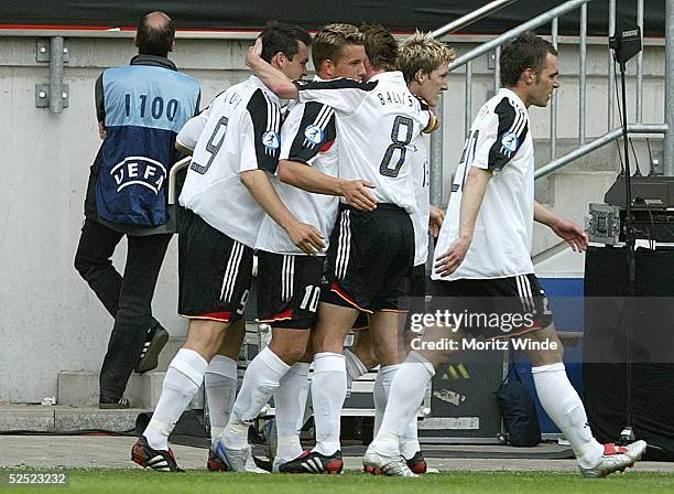 Fussball: U 21 EM 2004, Mainz; Deutschland - Portugal ; Benjamin AUER, Lukas PODOLSKI, Hanno BALITSCH, der Torschuetze zum 1:1-Ausgleich Bastian...