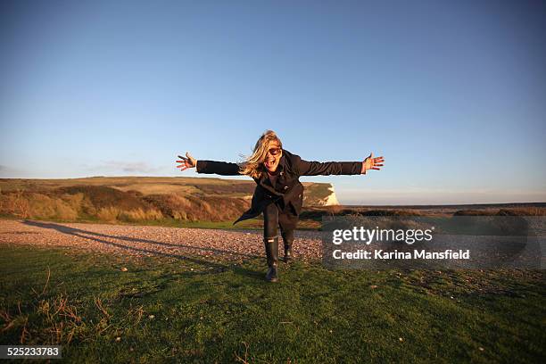 woman with open arms facing câmera - câmera fotografías e imágenes de stock