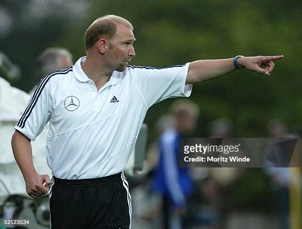 Fussball: U 21 Laenderspiel 2004, Celle; Deutschland - Litauen ; Trainer Dieter EILTS / GER 17.08.04.