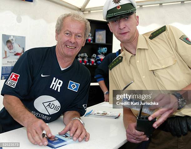 Fussball / Diverse: Autogrammstunde mit Emile Mpenza, Hamburg; Polizei holt sich Autogramm von Hermann RIEGER 26.08.04.