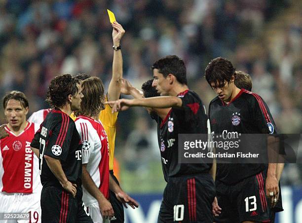 Fussball: Champions League 04/05, Muenchen; FC Bayern Muenchen - Ajax Amsterdam 4:0; Gelbe Karte von Schiedsrichter Alain SARS gegen Michael BALLACK...