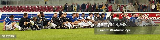 Fussball: UEFA Pokal 04/05, Koeln; Alemannia Aachen 0; Schlussjubel der Aachener nach dem Spielende, zusammen mit den Fans auf der Tribuene werden...
