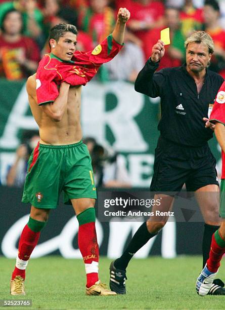 Fussball: Euro 2004 in Portugal, Halbfinale / Spiel 29, Lissabon; Portugal 1; Cristiano RONALDO / POR bekommt von Schiedsrichter Anders FRISK / SWE...