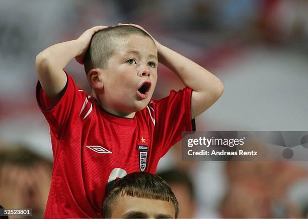 Fussball: Euro 2004 in Portugal, Viertelfinale Spiel 25, Lissabon; Portugal 7 n.E; Fan 24.06.04.